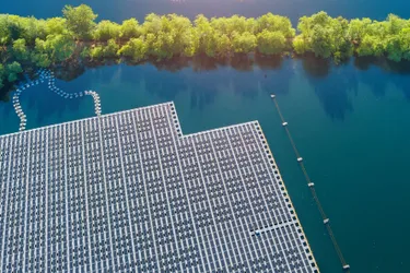 Ein mit schwimmenden PV-Anlagen bedeckter Baggersee aus der Vogelperspektive