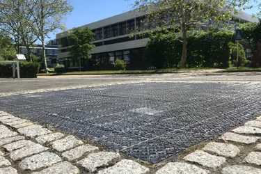Nahaufnahme eines Parkplatzes auf dem Solarmodule verbaut wurden