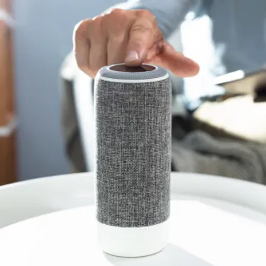 Smarte Assistenten wie Amazon Echo, Google Home oder Alexa verbrauchen ebenfalls viel Strom im Standby-Betrieb. Das Bild zeigt einen Smart-Speaker.