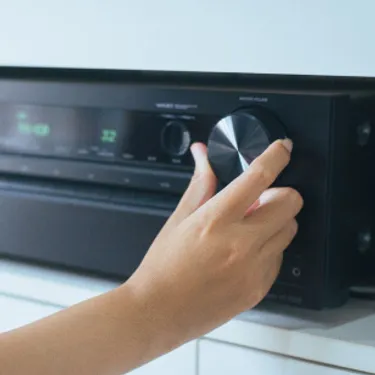 Stereoanlagen verbrauchen mit ca. 35 Euro pro Jahr besonders viel Strom im Standby Modus. Das Bild zeigt eine Stereoanlage in einem Wohnzimmer.