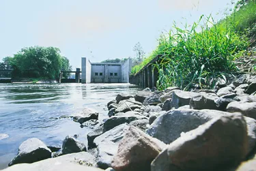 Dieses Bild zeigt einen Abschnitt des Wasserkraftwerks in Herrenhausen an der Leine.