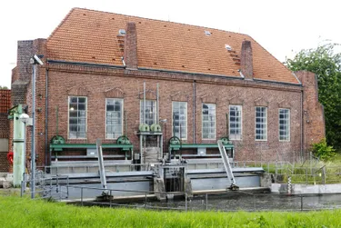 Dieses Bild zeigt ein älteres Gebäude aus Stein, welches am "Schnellen Graben" heißt. Die Anlage ist Teil des Wasserkraftwerks.