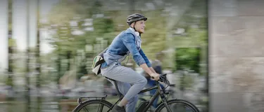Mann fährt auf einem E-Bike