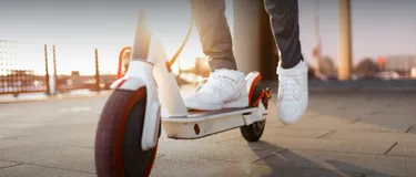 Elektroscooter: Mit grünem Gewissen durch die Stadt. Das Bild zeigt eine Detailaufnahme eines E-Scooters