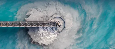 Dieses Bild zeigt eine Klärschlammanlage aus der Vogelperspektive.