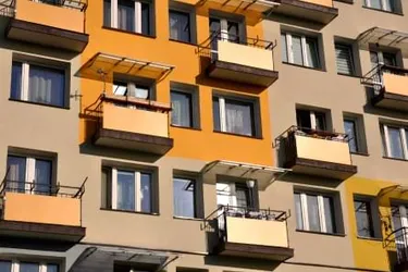 Räumliche Gegebenheiten. Dieses Bild zeigt die Außenfassade eines Mehrfamilien Wohnhauses mit Balkonen.