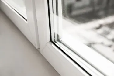 Zustand von Fenstern und Türen. Dieses Bild zeigt den Teil eines Fensters mit Fensterbank.