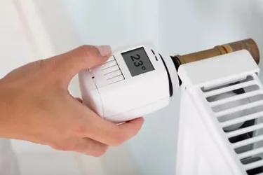 Heizungsanlage. Dieses Bild zeigt den Teil einer Heizung mit digitaler Thermostatanzeige.