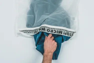 Waschbeutel verhindern, dass Mikrofasern von Funktionstextilien ins Wasser gelangen. Das Bild zeigt einen solchen umweltfreundlichen Waschbeutel.