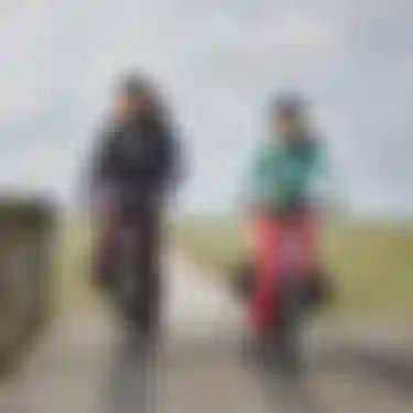 Nachhaltig reisen durch die Wahl des richtigen Verkehrsmittels: Das Bild zeigt ein Paar, das im Urlaub Fahrrad fährt.