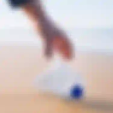 Das Verhalten am Urlaubsort kann ebenfalls überdacht werden. Das Bild zeigt einen Mann, der Plastikmüll am Strand sammelt.