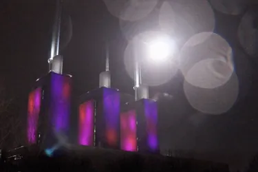 Dieses Bild zeigt das enercity-Heizkraftwerk in einer effektvollen Lichtershow.
