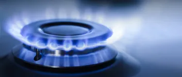 Die Gaspreis-Zusammensetzung einfach erklärt. Das Bild zeigt einen Gasherd, aus dem Gas strömt und verbrannt wird.