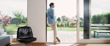 Ein Mann steht auf der Terrasse