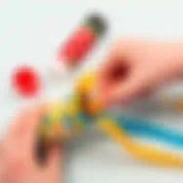 Kinderhände kleben Streifen aus Seidenpapier an einer Klopapierrolle fest