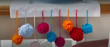 DIY Pompons selber basteln: Das Bild zeigt selbstgebastelte Pompons in bunten Farben.