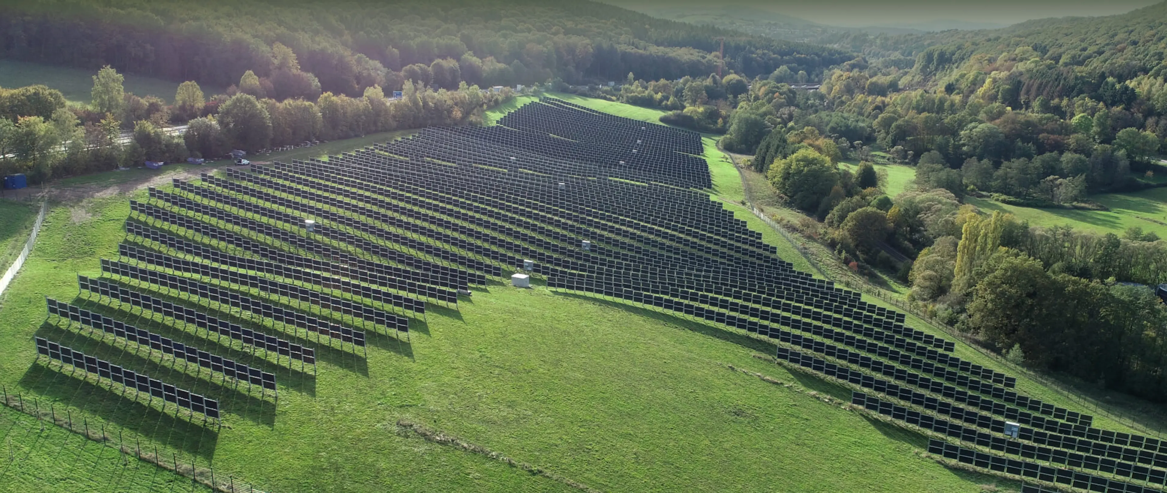 Reihe bifazialer Photovoltaikanlagen Reihe bifazialer Photovoltaikanlagen