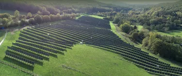 Reihe bifazialer Photovoltaikanlagen