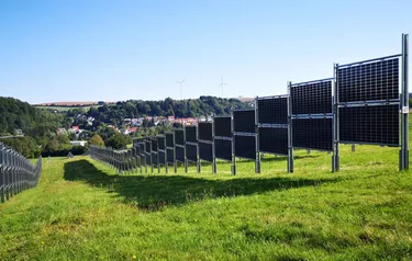 Nahaufnahme einer Reihe bifazialer Photovoltaikanlagen