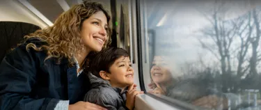 Mutter mit Kind im Hybridbus