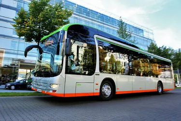 Ein Hybridbus der hannoverschen Verkehrsbetriebe ÜSTRA fährt eine Straße in Hannover entlang