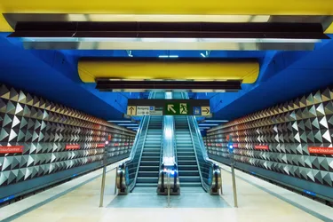 Blick auf eine Rolltreppe auf dem Bahnsteig der Münchener U-Bahn-Station Olympia-Einkaufszentrum