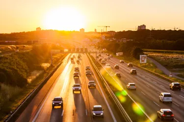 Blick auf eine viel befahrene Stadtautobahn im Abendlicht