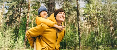 Vater mit Kind im Wald