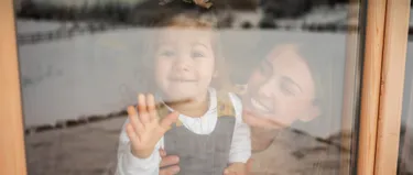 Eine Mutter mit ihrer Tochter am Fenster