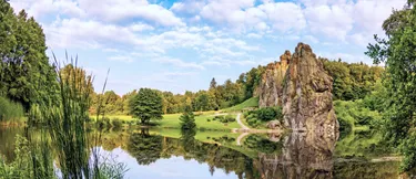 Der Teutoburger Wald als Klimaschützer: Das Bild zeigt den Teutoburger Wald mit einer Seenlandschaft.