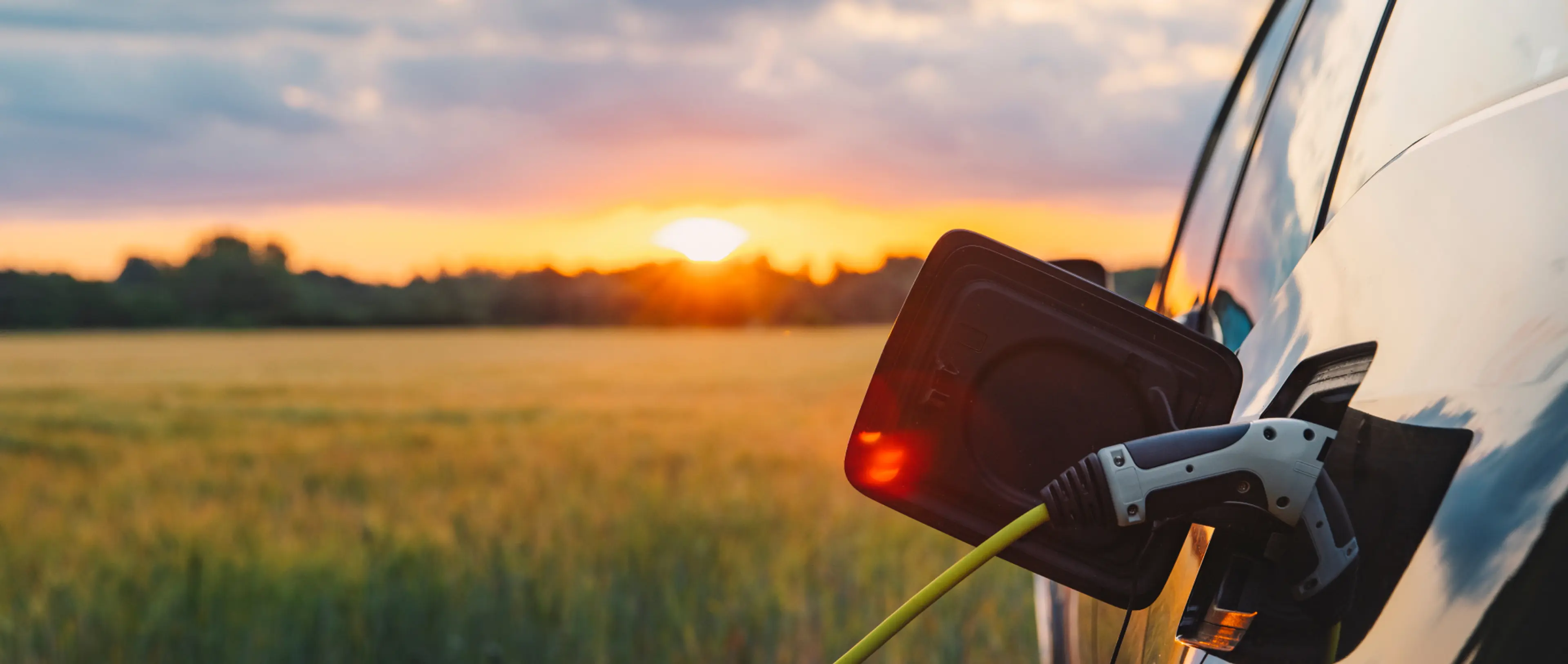 E-Auto laden Sonnenuntergang