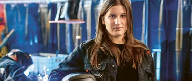 Das Bild zeigt Lucie Faust bei ihrer Arbeit im Wasserwerk Fuhrberg.