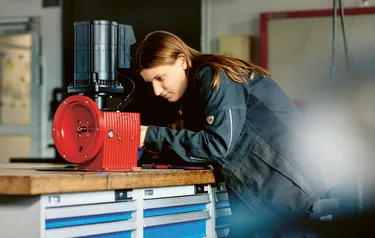 Das Bild zeigt Lucie Faust bei ihrer Arbeit im Wasserwerk Fuhrberg.