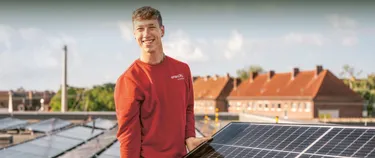 PV-Installateur Tim Behre auf den Dächern von Hannover