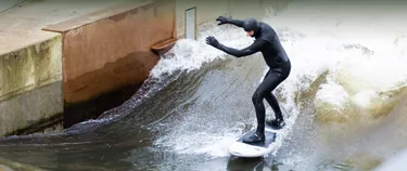 Surfer auf der Leinewelle