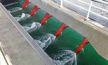 Nahaufnahme der Turbinen des Gezeitenkraftwerks in der niederländischen Oosterschelde