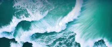 Das Bild zeigt Wellen aus der Vogelperspektive.