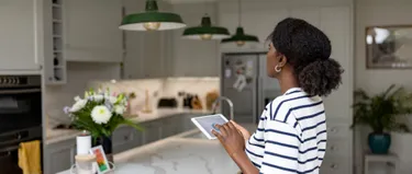 Eine Frau mit Tablet in der Küche