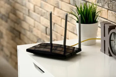 Nahaufnahme eines auf einem Sideboard stehenden WLAN-Routers
