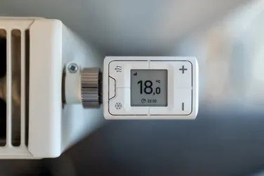 Nahaufnahme eines auf 18 Grad Celsius eingestellten Heizungsthermostats