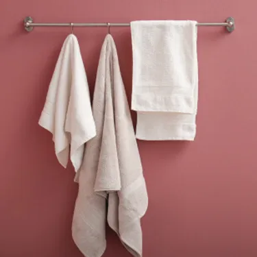 Handtücher. Dieses Bild zeigt drei Handtücher, welche auf einer Stange hängen.