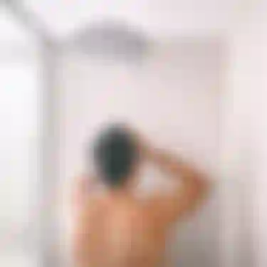 Duschen. Dieses Bild zeigt einen Mann in der Dusche.