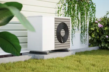 Nahaufnahme einer an einer Hauswand installierten Wärmepumpe