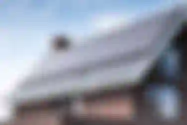 Das Bild zeigt Solarpanele auf einem Hausdach.
