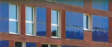 An den Wänden dieser Hausfassade befinden sich Solarmodule.