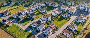 Ein Luftbild von einem Wohngebiet.