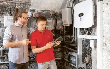 Technik-Check im Keller des mehr als 250 Jahre alten Hauses