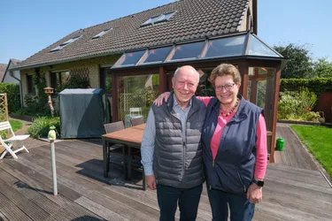 Kristin und Gernot Neuenfeldt vor ihrem Haus in Hemmingen.