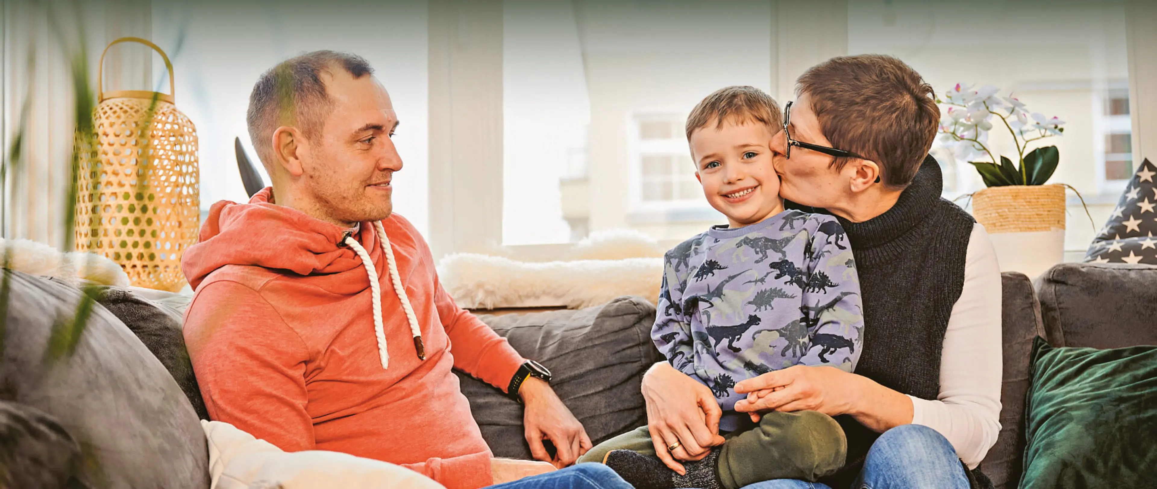 Das Bild zeigt Familie Block aus Hannover-List auf einem Sofa sitzend.