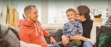 Das Bild zeigt Familie Block aus Hannover-List auf einem Sofa sitzend.